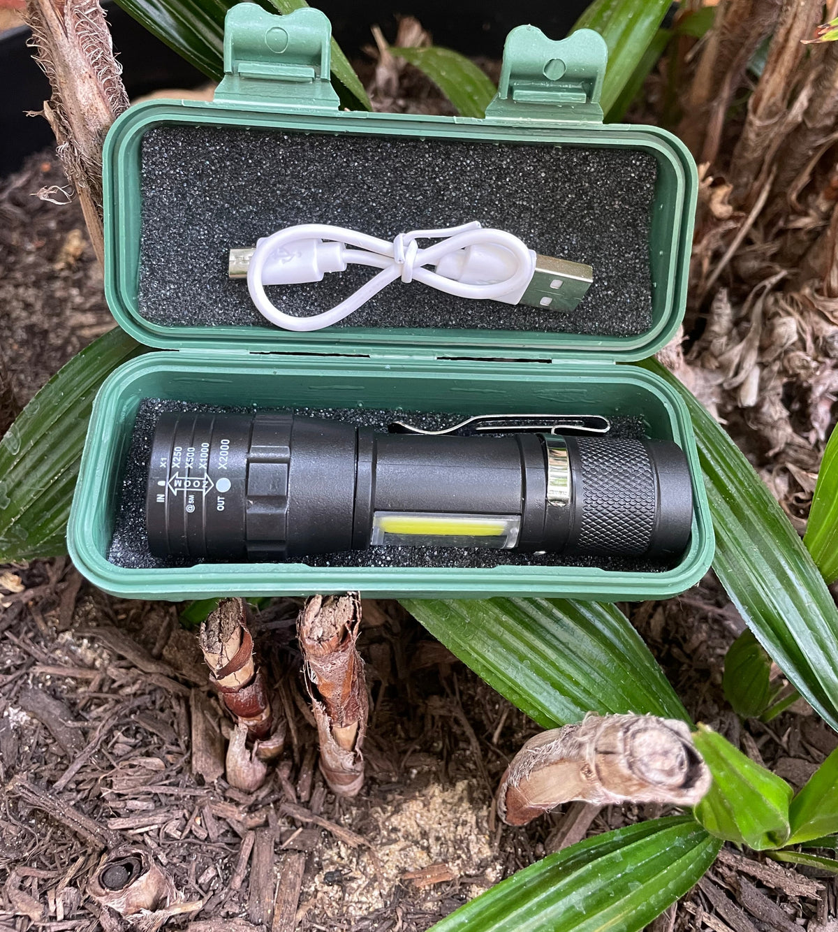 Rechargeable led zoom multi functional flashlight